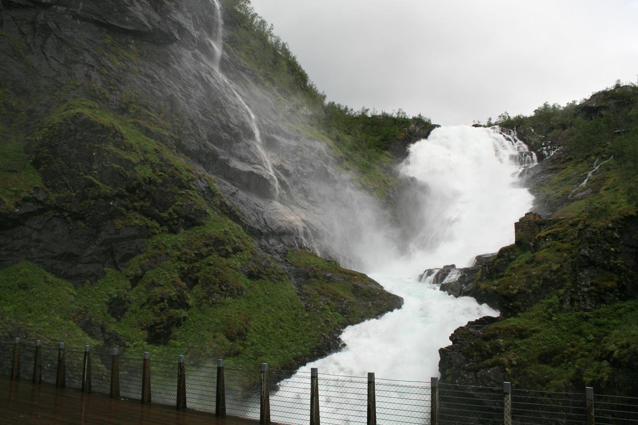 Der Fjordtraum In Balestrand Direkt Am Wasser Esterno foto